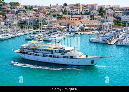 Traù, Croazia - 21 settembre 2024: Porto turistico di Trogir, crociera di lusso, grande yacht a motore Belezza in barca a vela nel mare Adriatico Foto Stock