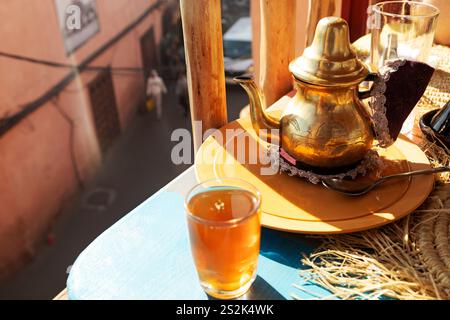 Tè alla menta servito a Marrakech, Marocco. La bevanda è una bevanda popolare in Marocco. Foto Stock