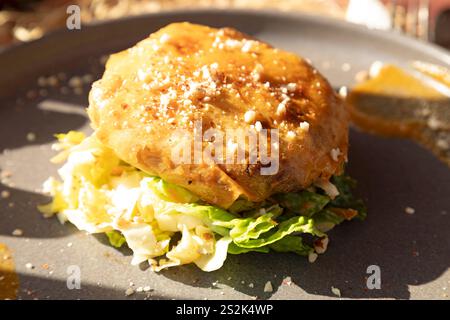 Una pastilla di pollo servita a Marrakech, Marocco. Il piatto è un esempio di cucina tradizionale marocchina. Foto Stock