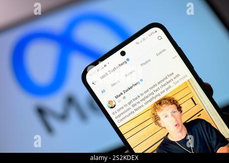 Bruxelles, Belgio. 7 gennaio 2025. L'account Facebook personale di Mark Zuckerberg viene visualizzato su un telefono cellulare con il logo Meta visualizzato sullo schermo del tablet, mostrato in questa illustrazione. Ripresa a Bruxelles, Belgio, il 7 gennaio 2025. (Jonathan RAA/Sipa USA) *** esclusivamente per notizie editoriali *** credito: SIPA USA/Alamy Live News Foto Stock