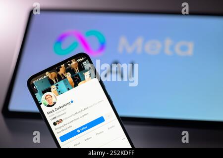 Bruxelles, Belgio. 7 gennaio 2025. L'account Facebook personale di Mark Zuckerberg viene visualizzato su un telefono cellulare con il logo Meta ai visualizzato sullo schermo del tablet, mostrato in questa illustrazione fotografica. Ripresa a Bruxelles, Belgio, il 7 gennaio 2025. (Jonathan RAA/Sipa USA) *** esclusivamente per notizie editoriali *** credito: SIPA USA/Alamy Live News Foto Stock