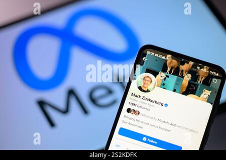 Bruxelles, Belgio. 7 gennaio 2025. L'account Facebook personale di Mark Zuckerberg viene visualizzato su un telefono cellulare con il logo Meta visualizzato sullo schermo del tablet, mostrato in questa illustrazione. Ripresa a Bruxelles, Belgio, il 7 gennaio 2025. (Jonathan RAA/Sipa USA) *** esclusivamente per notizie editoriali *** credito: SIPA USA/Alamy Live News Foto Stock
