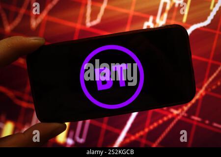 In questa immagine, il logo dell'azienda BT Group plc viene visualizzato sullo schermo di uno smartphone. Foto Stock