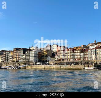 Splendidi edifici storici visti da una barca sul fiume Duoro Foto Stock