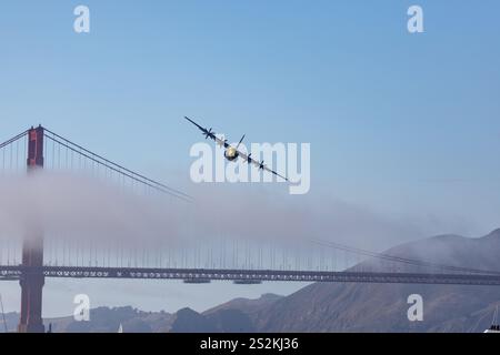 San Francisco, USA - 14 ottobre 2024: Spettacolo aereo di Fleetweek Blue Angels' Marine Corps Lockheed C-130 Hercules 'Fat Albert' sul Golden Gate Bridge Foto Stock