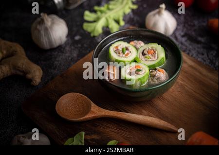 Zuppa di cetrioli ripiena di maiale, con carote, cipolle verdi tritate, funghi shiitake e aglio e. Foto Stock