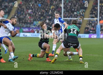 Fin Smith e Tommy Freeman dei Northampton Saints affrontano Max Ojomoh dei Bath Rugby durante il Gallagher Premiership Rugby match tra Northampton sa Foto Stock
