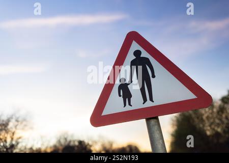 Cartello con segnaletica stradale per genitori e bambini fuori da una scuola in Inghilterra, Regno Unito Foto Stock
