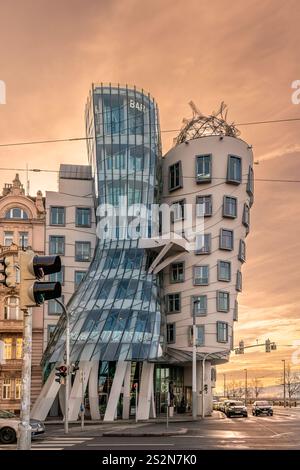 Praha, Repubblica Ceca - 20 dicembre 2024: La Dancing House nel quartiere di New Town, chiamata anche Fred and Ginger, progettata dagli architetti Vlado Milunic e. Foto Stock