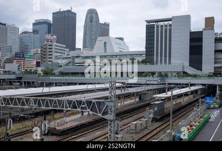 Vista sui binari della stazione ferroviaria di Shinjuku Tokyo Giappone Foto Stock