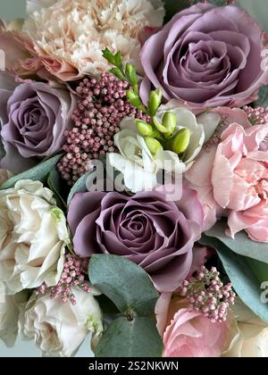 Bouquet di rose viola, garofani, eustoma, freesia ed eucalipto Foto Stock