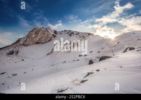 La vista panoramica di una montagna innevata. Sfondo naturale. Foto Stock