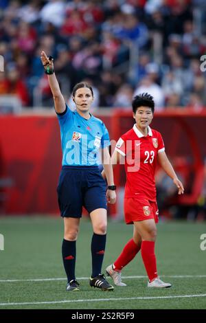 WINNIPEG, CANADA - 15 GIUGNO: Referre Katalin Kulscar gesti per un calcio d'angolo mentre Ren Guixin della Cina guarda durante una partita del gruppo A della Coppa del mondo femminile FIFA tra Cina e nuova Zelanda il 15 giugno 2015 al Winnipeg Stadium di Winnipeg, Canada. Solo per uso editoriale. Uso commerciale vietato. (Fotografia di Jonathan Paul Larsen / Diadem Images) Foto Stock