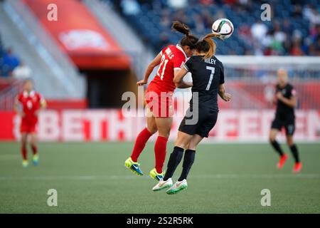 WINNIPEG, CANADA - 15 GIUGNO: Wang Lisi della Cina (21) e Ali Riley della nuova Zelanda (7) si sfidano per un colpo di testa durante una partita del gruppo A della Coppa del mondo femminile FIFA il 15 giugno 2015 al Winnipeg Stadium di Winnipeg, Canada. Solo per uso editoriale. Uso commerciale vietato. (Fotografia di Jonathan Paul Larsen / Diadem Images) Foto Stock