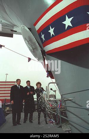 L'ex First Lady Nancy Reagan Christens la portaerei USS Ronald Reagan come presidente George W. Bush e William Frick guardano sopra. Foto Stock