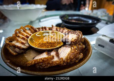 Ecco una vista ravvicinata di un piatto squisito di cibo delizioso che poggia sul tavolo, rendendolo visivamente attraente e allettante Foto Stock