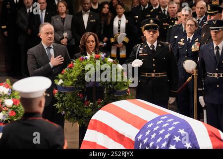 Il secondo gentiluomo Doug Emhoff, di sinistra, e il vicepresidente degli Stati Uniti Kamala Harris hanno posto una corona sullo scrigno drappeggiato di bandiera dell'ex presidente Jimmy Carter durante una cerimonia in cui Carter si trova nello stato al Campidoglio di Washington, martedì 7 gennaio 2025. Carter è morto nel dicembre 29 all'età di 100 anni. Credito: J. Scott Applewhite/Pool via CNP Foto Stock
