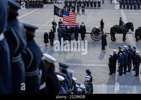 Washington, DC, USA. 7 gennaio 2025. La bara dell'ex presidente degli Stati Uniti Jimmy Carter arriva su un caisson trainato da cavalli al Campidoglio degli Stati Uniti a Washington, DC, USA, il 7 gennaio 2025. Carter, il 39° presidente degli Stati Uniti, morì all'età di 100 anni nella sua città natale di Plains, Georgia, il 29 dicembre 2024. Credito: Shawn Thew/Pool tramite CNP/dpa/Alamy Live News Foto Stock
