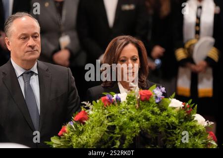 Il secondo gentiluomo Doug Emhoff, a sinistra, e il vicepresidente degli Stati Uniti Kamala Harris hanno posto una corona sullo scrigno drappeggiato di bandiera dell'ex presidente Jimmy Carter durante una cerimonia in cui Carter si trova nello stato al Campidoglio di Washington, martedì 7 gennaio 2025. Carter è morto nel dicembre 29 all'età di 100 anni. Credito: J. Scott Applewhite/Pool via CNP Foto Stock