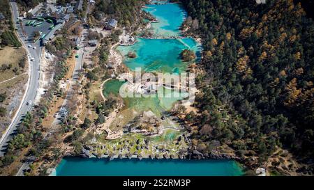 Vista aerea del lago Blue Moon vicino alla montagna Holy Jade Dragon vicino a Lijiang, Yunnan, Cina Foto Stock