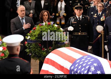 Il secondo gentiluomo Doug Emhoff, di sinistra, e il vicepresidente degli Stati Uniti Kamala Harris hanno posto una corona sullo scrigno drappeggiato di bandiera dell'ex presidente Jimmy Carter durante una cerimonia in cui Carter si trova nello stato al Campidoglio di Washington, martedì 7 gennaio 2025. Carter è morto nel dicembre 29 all'età di 100 anni. Credito: J. Scott Applewhite/Pool via CNP Foto Stock