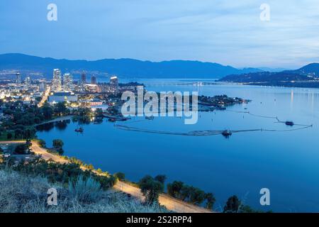 Vista panoramica di Kelowna al tramonto dal Knox Mountain Park, con il William Bennett Bridge, il lago Okanagan e montagne lontane Foto Stock