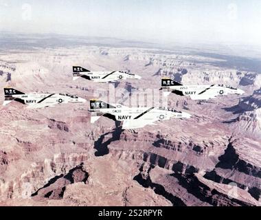 Quattro McDonnell Douglas F-4N Phantom II del VF-84 in volo, circa nel 1975. Foto Stock