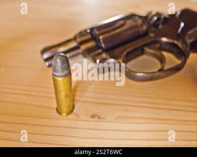 Un revolver con una sola cartuccia. Foto simbolica per la roulette russa. Austria Foto Stock
