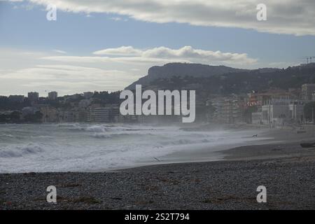 La distruzione sulla costa della Costa Azzurra a Roquebrune, Cap Martin e Mentone, dopo la tempesta in connessione con la pioggia intensa, ha spazzato via la passeggiata sulla spiaggia Foto Stock