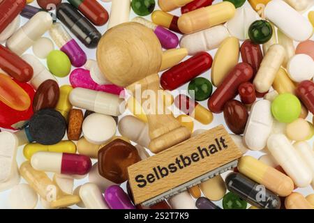 Timbro su tavolette colorate, simbolo foto per farmaci, assicurazione sanitaria e franchigia Austria Foto Stock