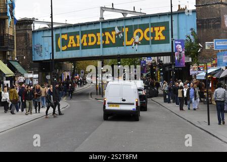 Scena di strada a Camden Lock con ponte e trambusto, Londra, regione di Londra, Inghilterra, Regno Unito, Europa Foto Stock