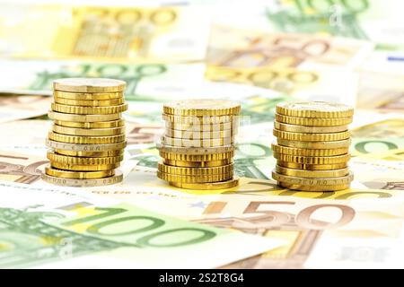 Tre pile di monete, foto simbolica per la pianificazione finanziaria, gli investimenti e i redditi da interessi Austria Foto Stock