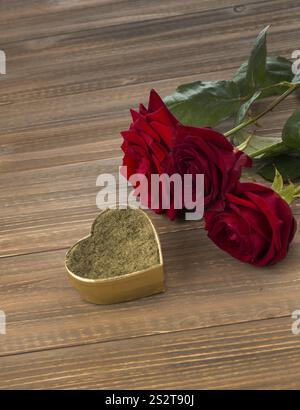 Rose come regalo e sorpresa per una festa. Foto simbolo per compleanno, festa della mamma, amore, San Valentino Austria Foto Stock