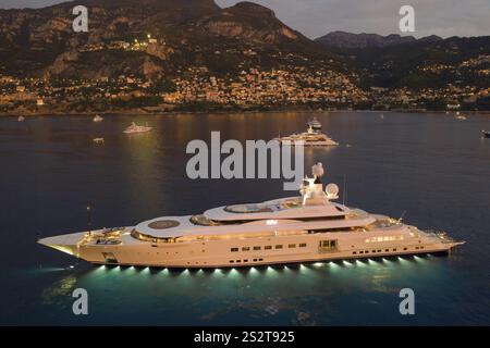 Vista aerea dello yacht a motore da 115 metri PELORUS, costruito nel 2003 dal cantiere navale di Brema Luerssen Yachts per un cliente dell'Arabia Saudita, poi acquistato da Russ Foto Stock