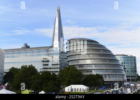 The Shard, grattacielo di 87 piani, alto 310 metri, progettato da Renzo piano, Southwark, Londra, con edifici moderni e un impressionante grattacielo nel Foto Stock