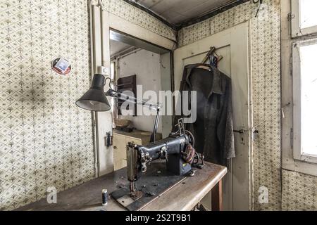 Impressioni da una vecchia casa che è stata disabitata per decenni e che ora è stata demolita. Rohr, Aarau, Svizzera, Europa Foto Stock