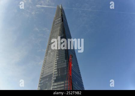 The Shard, grattacielo di 87 piani, alto 310 m, progettato da Renzo piano, Southwark, Londra, Inghilterra, Regno Unito, il grattacielo di vetro si innalza in modo imponente Foto Stock