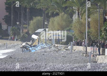 La distruzione sulla costa della Costa Azzurra a Roquebrune, Cap Martin e Mentone, dopo la tempesta in connessione con la pioggia intensa, ha spazzato via la passeggiata sulla spiaggia Foto Stock