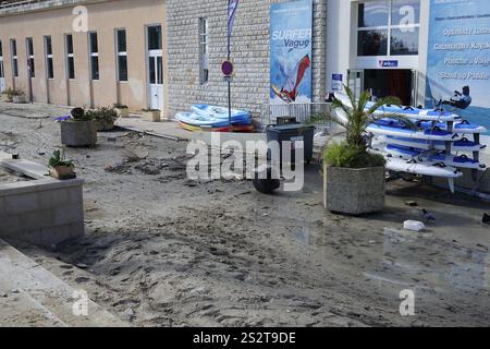 La distruzione sulla costa della Costa Azzurra a Roquebrune, Cap Martin e Mentone, dopo la tempesta in connessione con la pioggia intensa, ha spazzato via la passeggiata sulla spiaggia Foto Stock