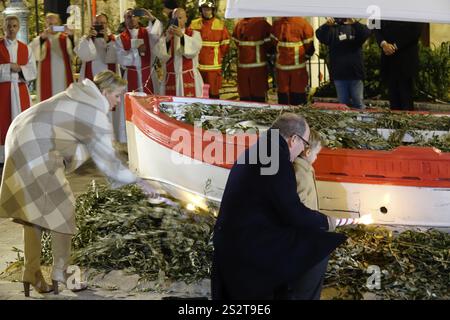 Il principe Alberto II, la principessa Charlene e il figlio il principe Jacques di Monaco all'incendio della chiatta di fronte alla cappella Ste. Dedica alla vigilia del Foto Stock