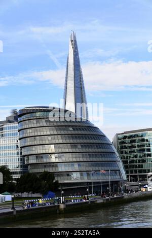 The Shard, grattacielo a 87 piani, alto 310 metri, progettato da Renzo piano, Southwark, Londra, edificio moderno sul fiume con vista sulla città nel retro Foto Stock