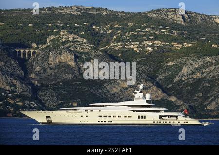 Vista aerea dello yacht a motore da 115 metri PELORUS, costruito nel 2003 dal cantiere navale di Brema Luerssen Yachts per un cliente dell'Arabia Saudita, poi acquistato da Russ Foto Stock