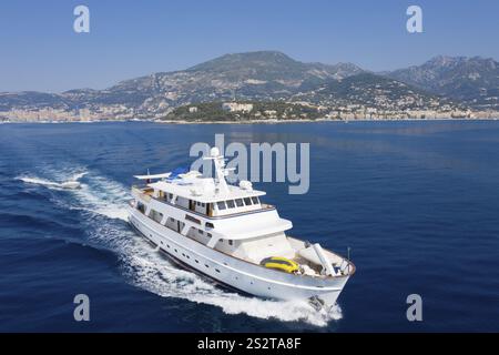 Vista aerea dello yacht a motore ANTARES OF BRITAIN DI 34 metri, consegnato nel 1957 dal cantiere navale britannico Bolson & Son, navigando dal Principato di Monac Foto Stock