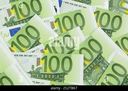 Molte cento banconote in euro giacenti l'una accanto all'altra. Foto simbolica per ricchezza e investimenti Austria Foto Stock