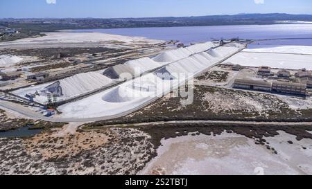 Vista aerea di grandi cumuli di sale in una miniera di sale vicino al lago rosa di torrevieja ad alicante, spagna Foto Stock