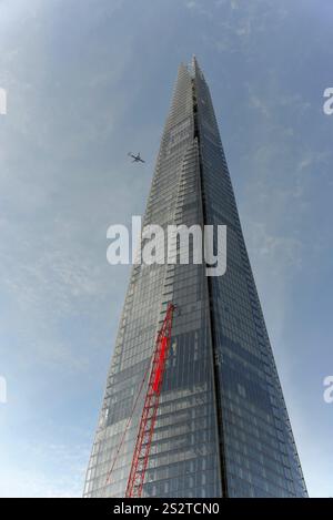 The Shard, grattacielo di 87 piani, alto 310 metri, progettato da Renzo piano, Southwark, Londra, grattacielo con forma a punta e aeroplano, stile moderno, blu Foto Stock
