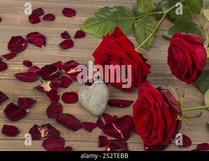Rose come regalo e sorpresa per una festa. Foto simbolo per compleanno, festa della mamma, amore, San Valentino Austria Foto Stock