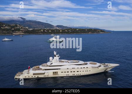 Vista aerea dello yacht a motore da 115 metri PELORUS, costruito nel 2003 dal cantiere navale di Brema Luerssen Yachts per un cliente dell'Arabia Saudita, poi acquistato da Russ Foto Stock