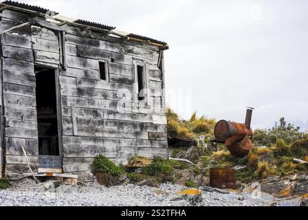 Rustica capanna in legno con tetto in lamiera e senza porta a Ushuaia, Tierra del Fuego, Argentina, Sud America Foto Stock