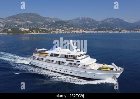 Vista aerea dello yacht a motore ANTARES OF BRITAIN DI 34 metri, consegnato nel 1957 dal cantiere navale britannico Bolson & Son, navigando dal Principato di Monac Foto Stock